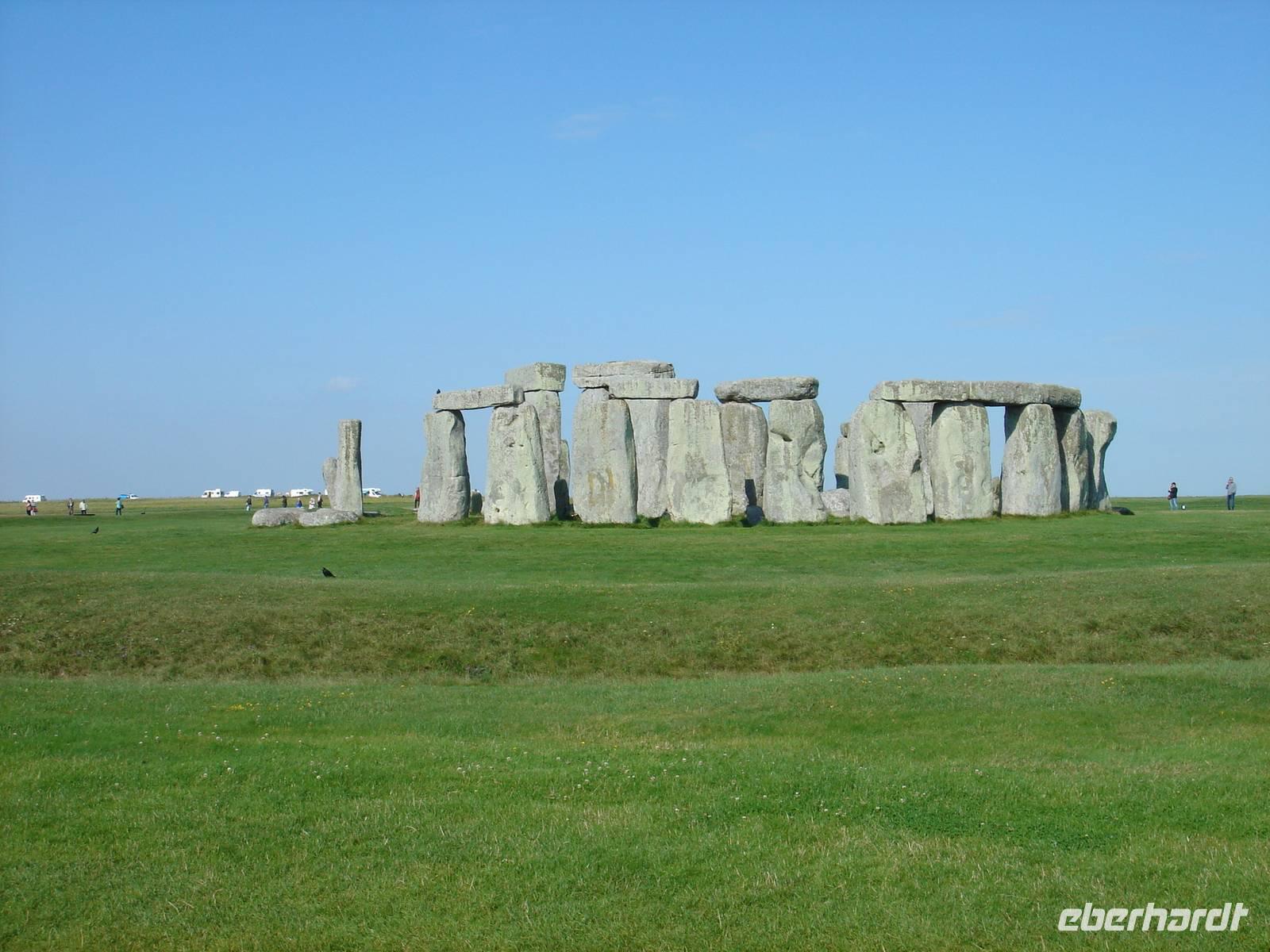 Steine und dahinter Camper der Druiden in Stonehenge