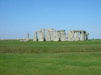 Steine und dahinter Camper der Druiden in Stonehenge