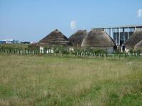 Alte Siedlungsrekonstruktion aus der zeit der Erbauung von Stonehenge am Besucherzentrum