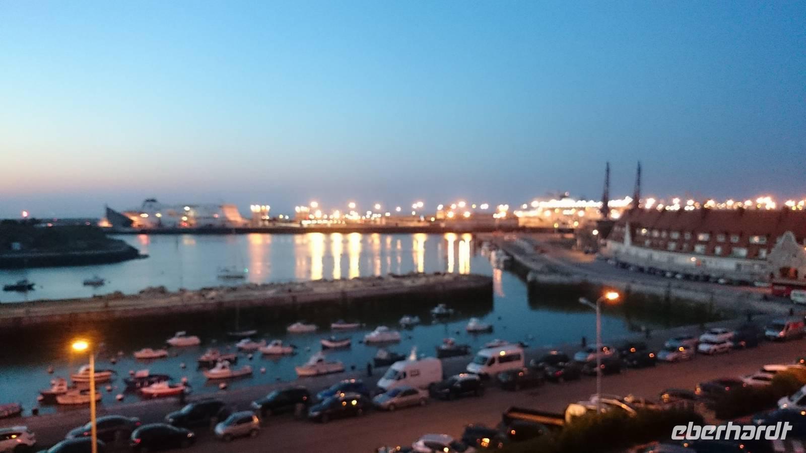 Blick über den abendlichen Hafen von Calais