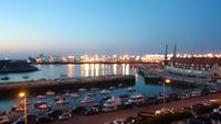 Blick über den abendlichen Hafen von Calais