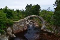 0131 Carrbridge über den Fluss Dulnain, 1717