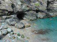 Die Höhle vei Tintagle Castle ist nur bei Ebbe wasserfrei und begehbar