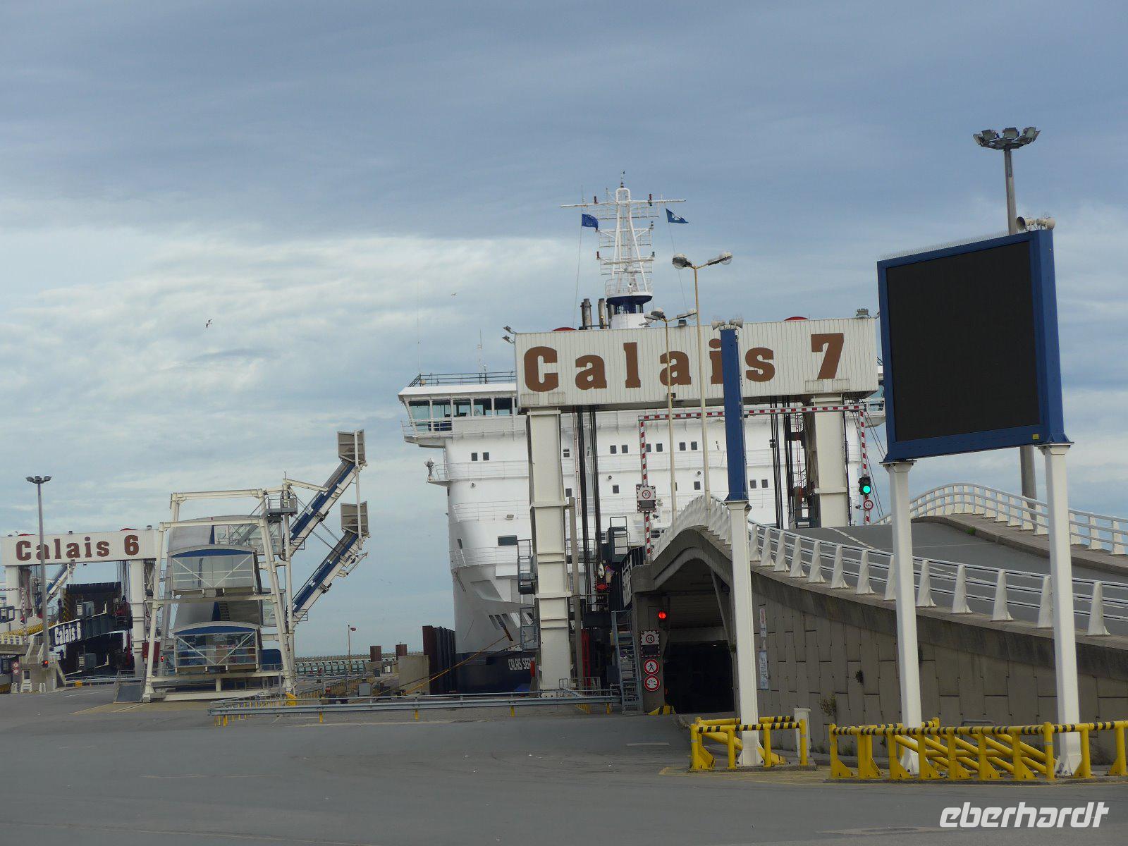 Auffahrt auf die Fähre bei Calais