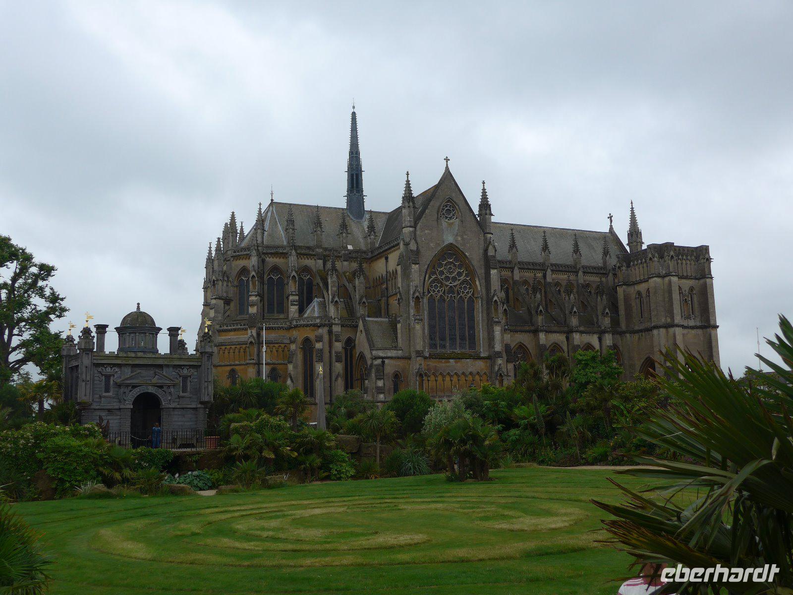 Blick auf die Kathedrale von Arundel vom Garten des Arundel Castle
