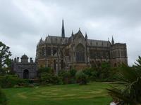 Blick auf die Kathedrale von Arundel vom Garten des Arundel Castle