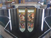 Spiegelung der Fenster im Taufbecken der Kathedrale von Salisbury