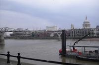 Vor dem Globe Theatre in London