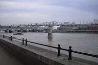 Vor dem Globe Theatre in London