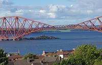 Eisenbahnbrücke neben der Forth Road Bridge
