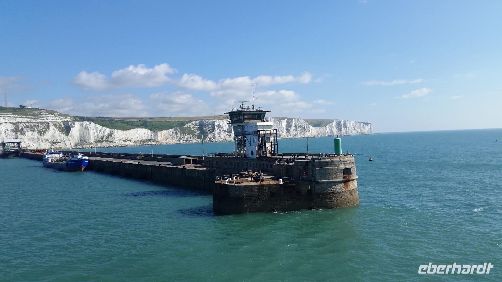 Ankunft in Dover vor der Kulisse der berühmten Kreidefelsen