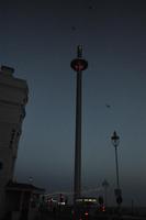 Brighton - British Airways i360 - Eine neue Attraktion an der belebten Promenade