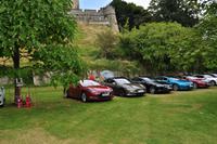 Die Vergangenheit = Zukunft; Arundel Castle und Tesla Fahrzeuge (Elektroautos)