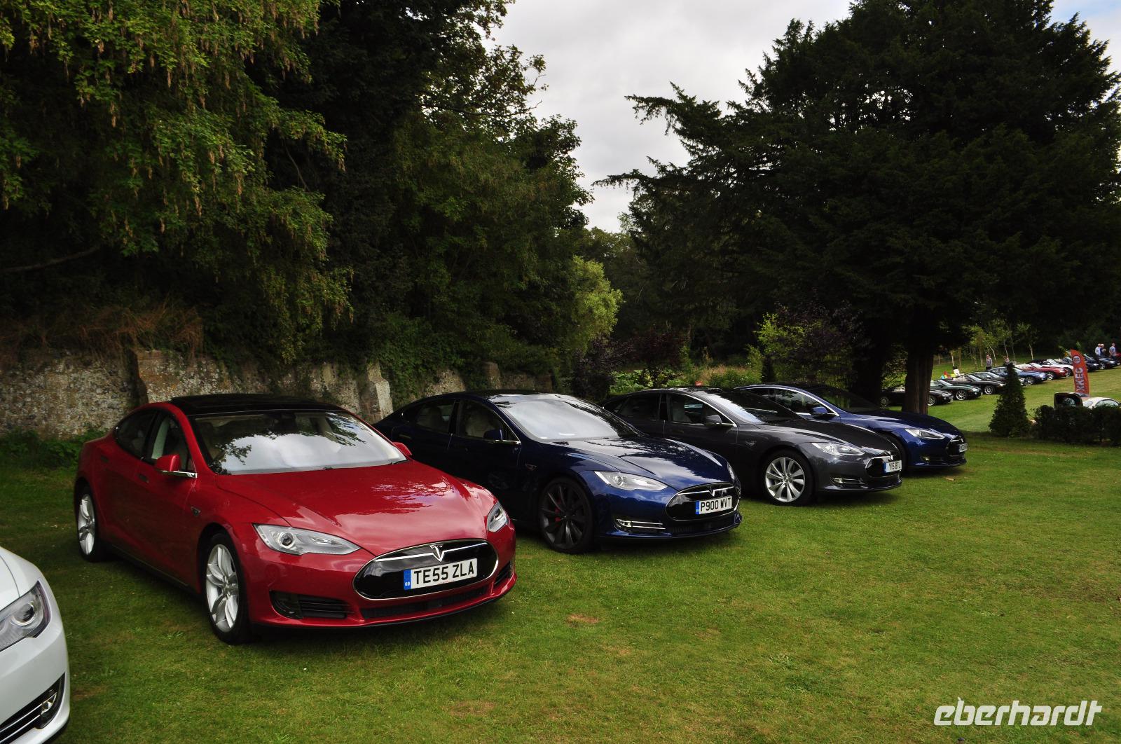 Die Vergangenheit = Zukunft; Arundel Castle und Tesla Fahrzeuge (Elektroautos)