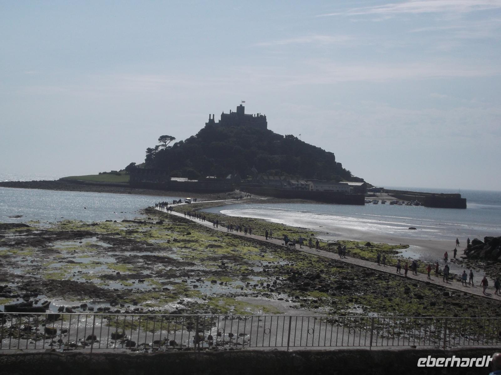 Der Dammweg zum St. Michael's Mount bei Niedrigwasser