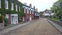 Der Cathedral Close in Exeter