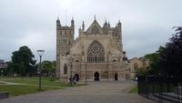 Die beeindruckende Westfassade der Kathedrale von Exeter 