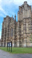 Die beeindruckende Westfassade der Kathedrale von Wells 