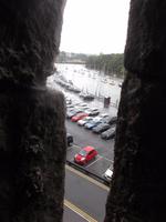 Blick aus Caernarfon Castle zum Menai-Strait-Hafen