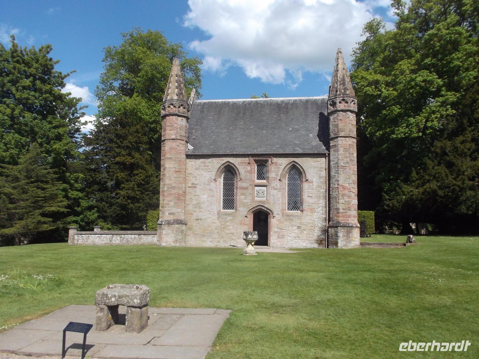 Krönungsstein und Kapelle auf dem schottischen Krönungshügel