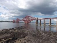 Eisenbahnbrücke über den Firth of Forth, von South Queensferry aus