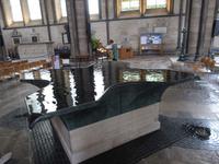 Das moderne, immer sprudelnde Taufbecken in der Kathedrale von Salisbury