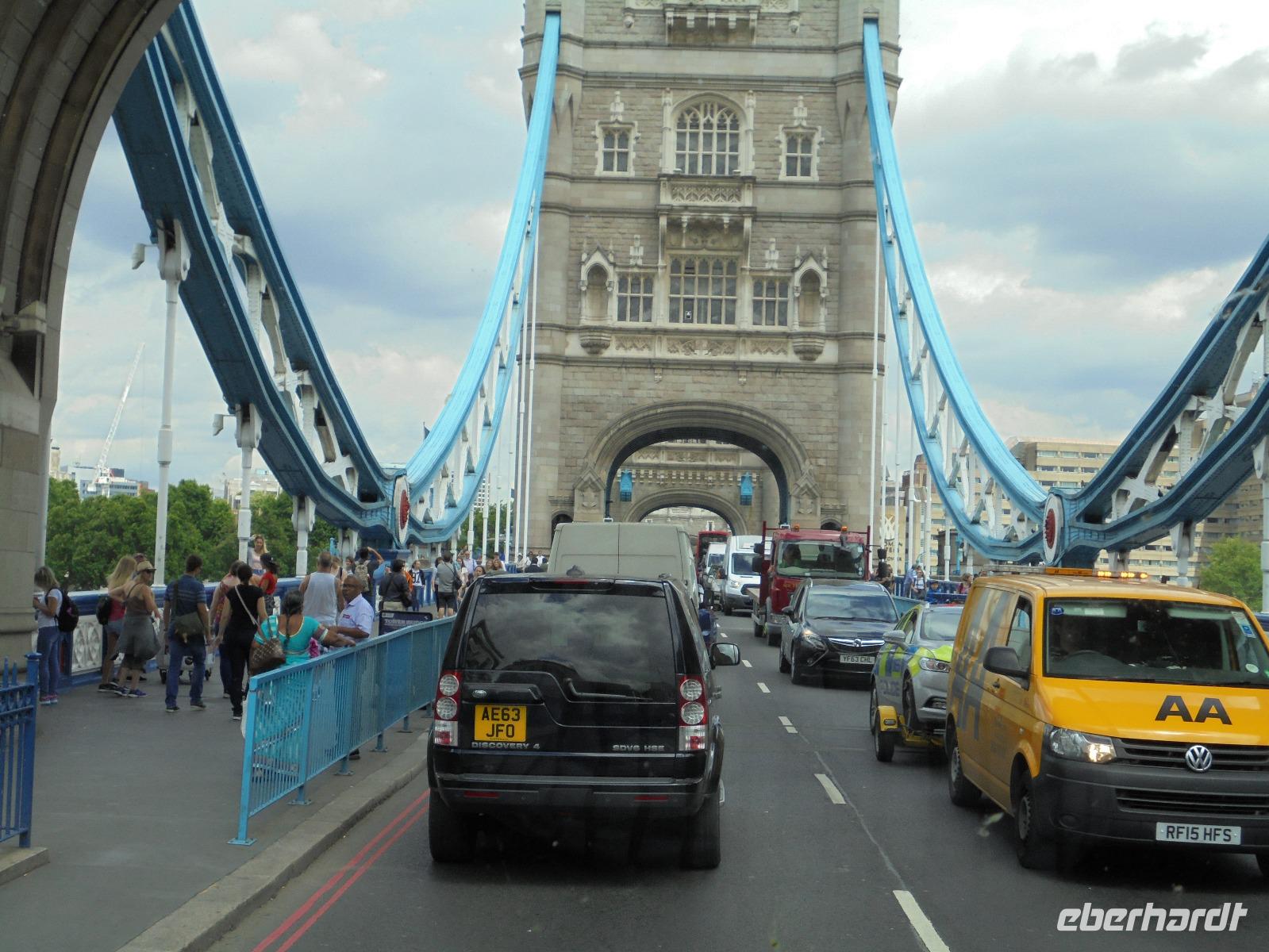 Fahrt durch die Londoner Tower Bridge
