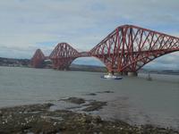 Eisenbahnbrücke über den Firth of Forth, von Queensferry aus gesehen