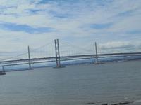 Straßenbrücke von 1964 über den Firth of Forth, von Queensferry aus gesehen