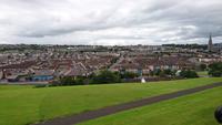 Blick von Derrys Stadtmauer auf die Bogside