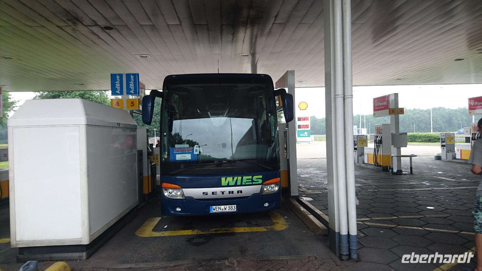 Tanken ist wichtig. Unser Bus hatte auch hin und wieder Durst