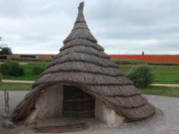 Nachbildung von Häusern aus der Zeit  als Stonehenge entstand