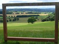 Blick in die Natur von Killerton House umrahmt von einem Bilderrahmen