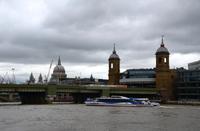 019 London, Southwalk Railwaybridge und St. Pauls Cathedral