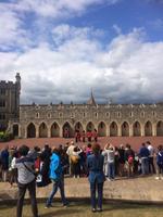 rote Uniform mit Bärenfellmütze - fesch