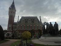 Rathaus von Calais mit Rodin-Skulptur
