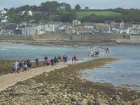 unterwegs auf dem nur bei Ebbe passierbaren Dammweg zum St. Michael's Mount