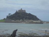 St. Michael's Mount mit überflutetem Dammweg