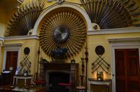252 Inveraray Castle, Waffensaal, Südseite mit Robert the Bruce Skulptur von Princessin Loise