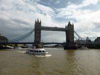 Tower Brücke mit city cruise Schiff