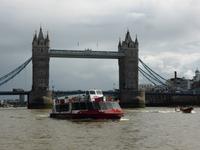 Tower Brücke mit city cruise Schiff