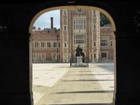Eton College - Innenhof mit Gründer Heinrich VI