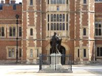 Eton Collge - Innenhof mit Gründer Heinrich VI