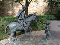 am Eingang von Glastonbury Abby