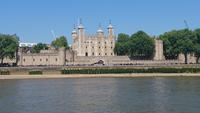 Vorbeifahrt am Tower ob London