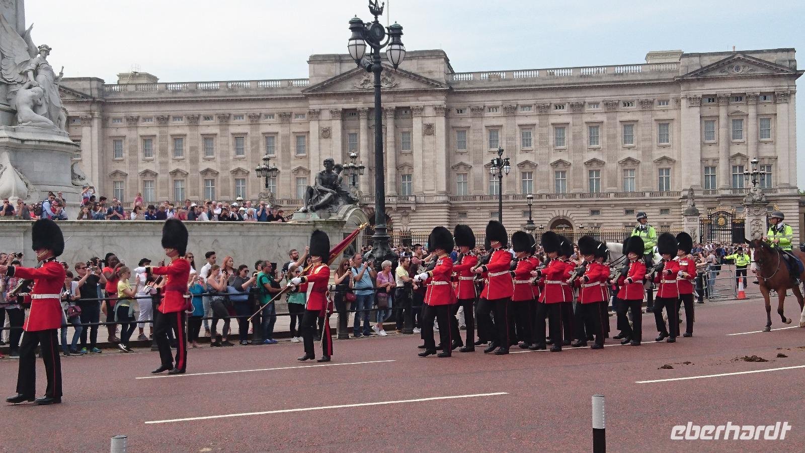 Musik und Marschieren am Buckingham Palace