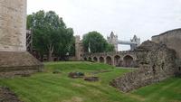 Towermauern und Tower Bridge