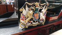 Das Wappen der Queen an der königlichen Lokomotive