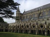 die Kathedrale von Salisbury mit Innenhof