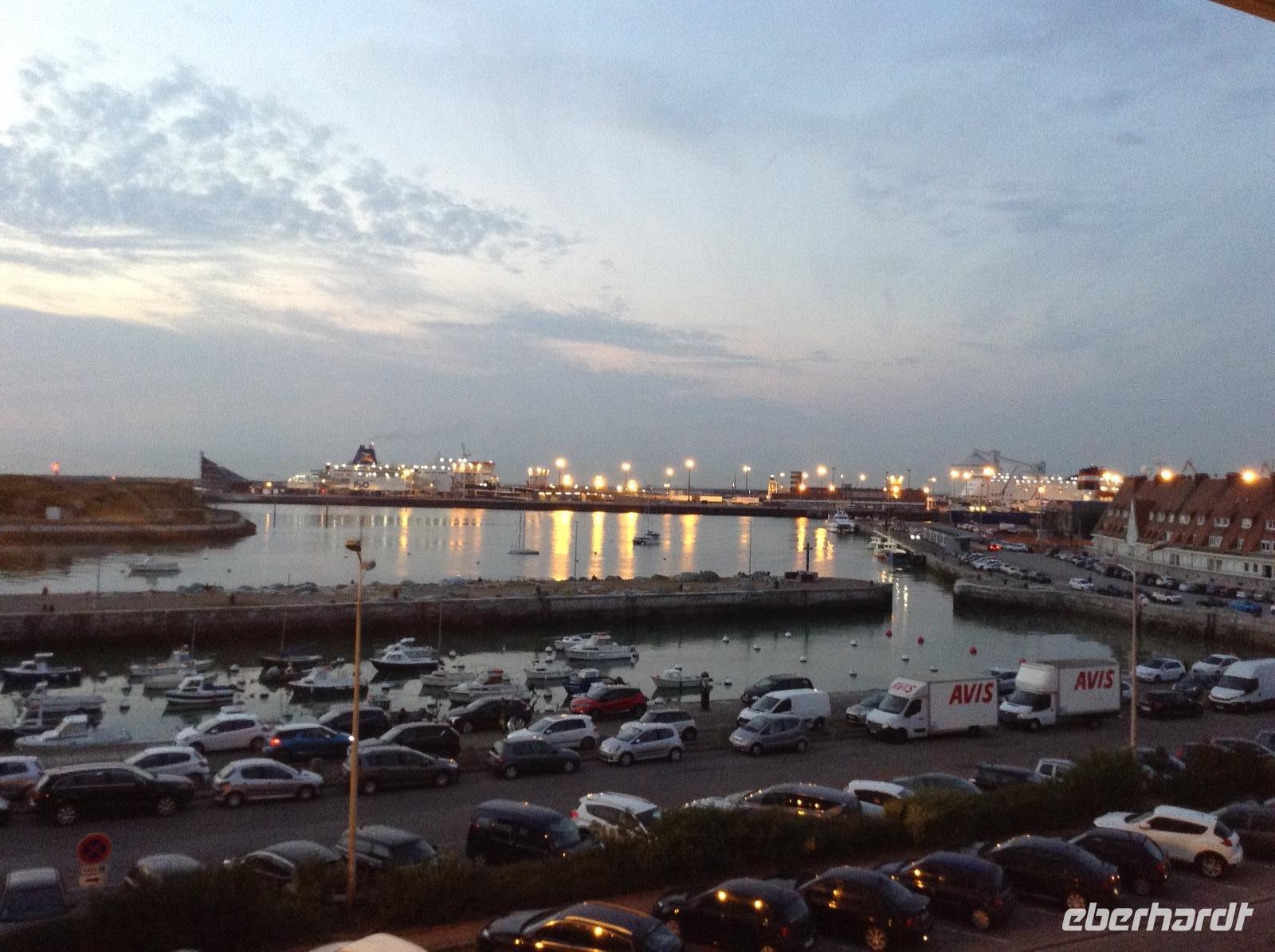 der Hafen von Calais abends